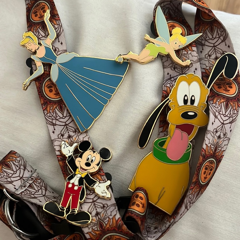 Official pin trading 2006 Disney pins